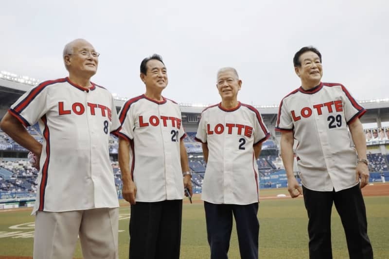２０２０年８月、ロッテ球団設立７０周年記念イベントに出席した山崎裕之さん（右から２番目）＝ＺＯＺＯマリンスタジアム