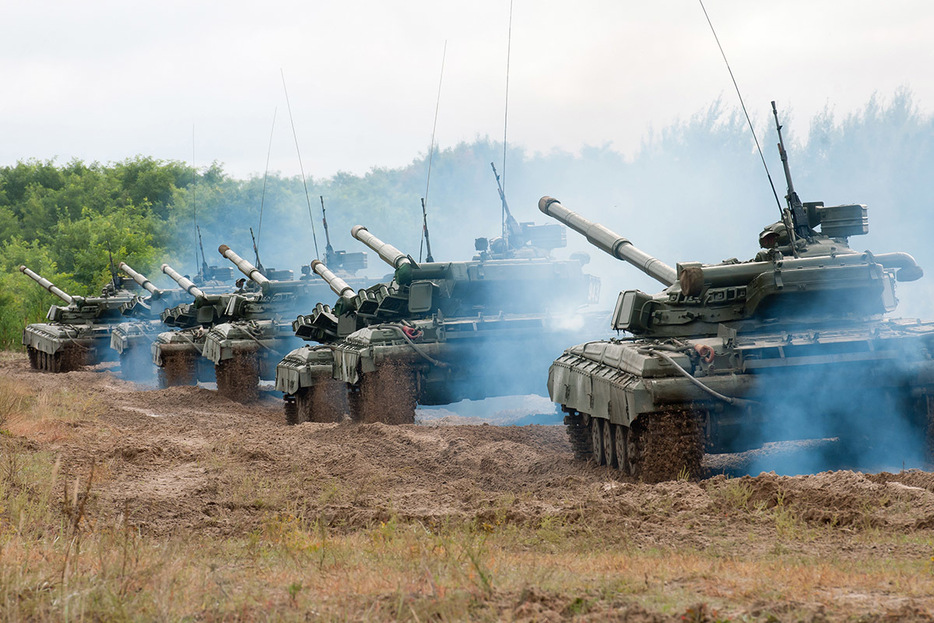 ウクライナ軍のT-64BV戦車。2013年、ウクライナ北部チェルニヒウ州ホンチャリウシケ村（Popsuievych / Shutterstock.com）