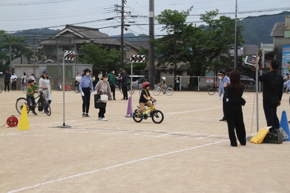 模擬コースで交通ルールを守った自転車の乗り方を学ぶ3年生＝兵庫県丹波市氷上町石生で