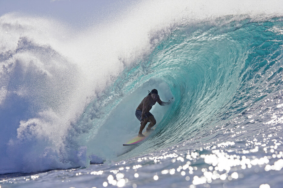 オアフ島ノースショアでサーフィンをするタマヨ・ペリーさん＝２０１９年１月、米ハワイ（ＡＦＰ時事）