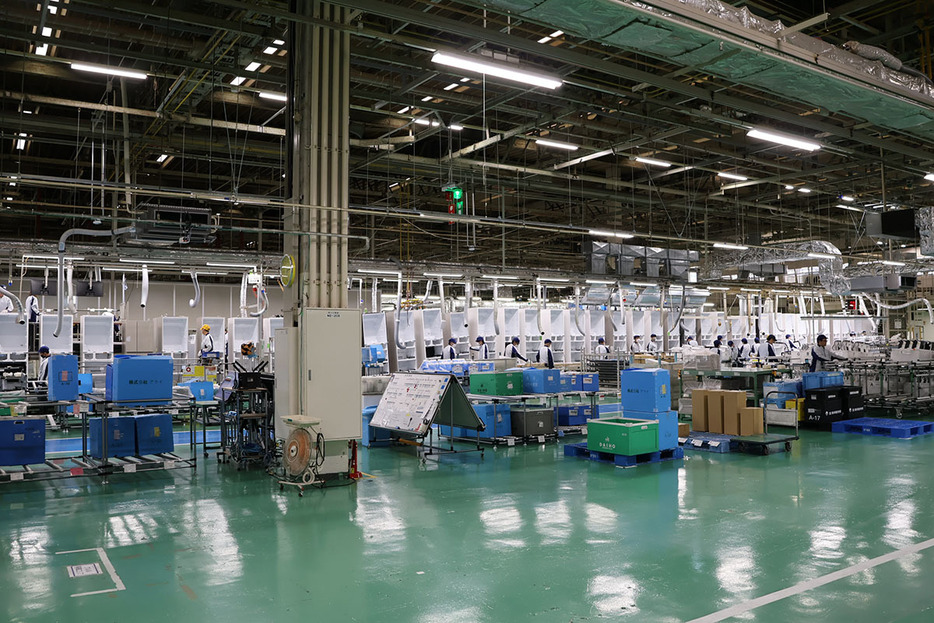 1日2,000台の生産能力を誇るパナソニック 草津工場。ミックス生産方式をとっているため、異なる機種が続々とレーンを流れていきます