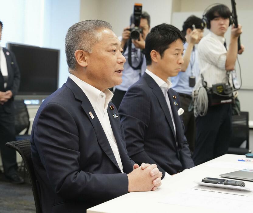 先の通常国会での旧文通費改革を巡る自民党側との交渉経緯について、オンライン会合で説明する日本維新の会の馬場代表（手前）＝26日午前、国会