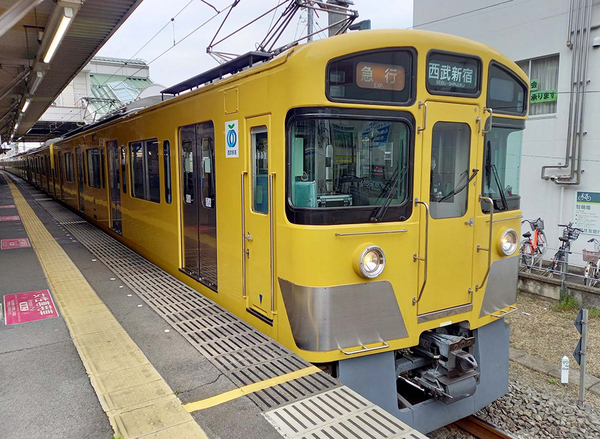 西武新宿線を走る ”動く聖地” の2463F（2463号車＋2464号車）の2両編成。後方に8両編成の新2000系車両が連結されて、全部で10両編成となっている（吉川和篤撮影）。