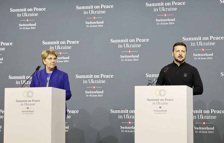 15日、スイス・ビュルゲンシュトックで、声明を発表するアムヘルト大統領（左）とウクライナのゼレンスキー大統領（共同）