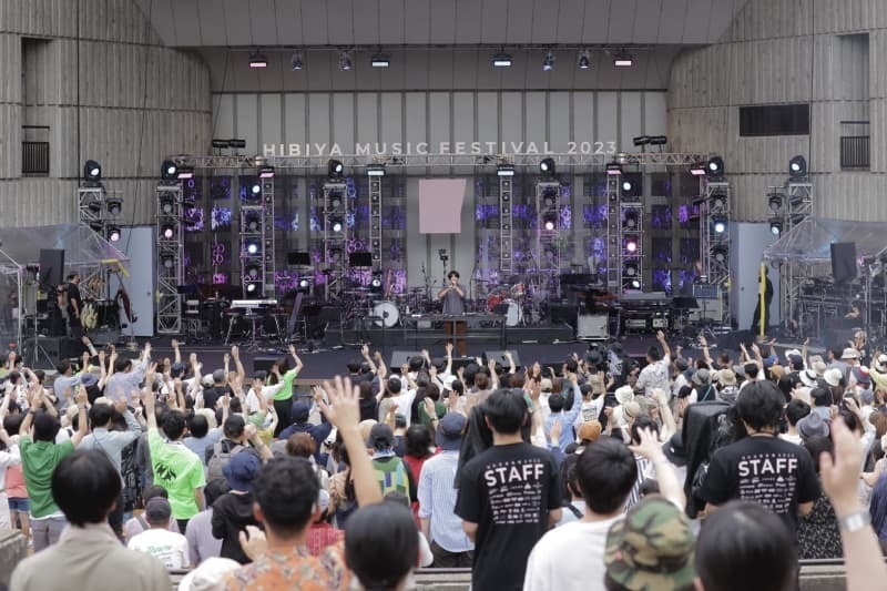日本の野外コンサートの歴史をつくり、２０２３年に開設１００周年を迎えた日比谷公園大音楽堂（野音）などで開かれる日比谷音楽祭＝２０２３年６月、東京都千代田区