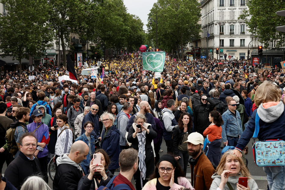 ６月１５日、フランス全土で、総選挙を控えて極右政党「国民連合（ＲＮ）」に抗議するデモが実施された。パリで撮影（２０２４年　ロイター／Benoit Tessier）