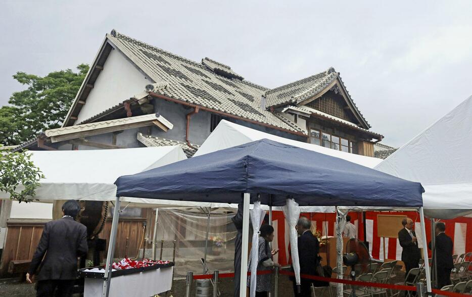 熊本地震の被害から復旧し、式典が開かれた「江藤家住宅」＝22日午前、熊本県大津町