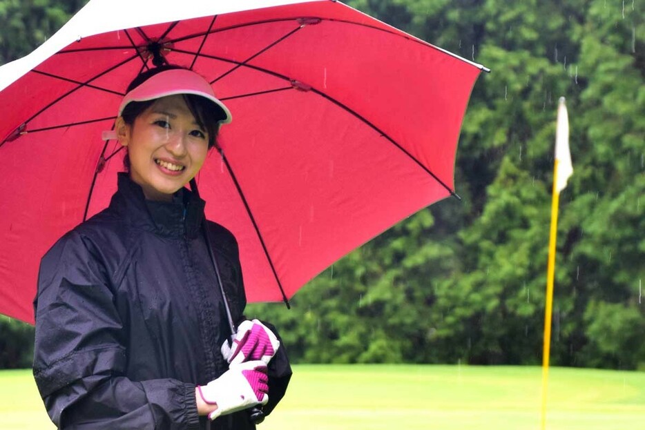 良い雨具があれば雨ゴルフがだいぶ快適になりますが…　写真：AC
