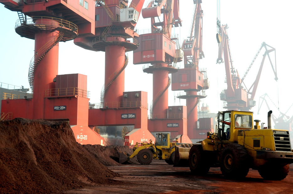 　６月２９日、中国政府は電気自動車（ＥＶ）や家電製品に欠かせないレアアース（希土類）に関する一連の規制を発表した。採掘から製錬、輸出入まで供給網全体の管理を強める狙いがある。写真は江蘇省の港でレアアース泥を運搬する車両。２０１０年１０月撮影（２０２４年　ロイター）