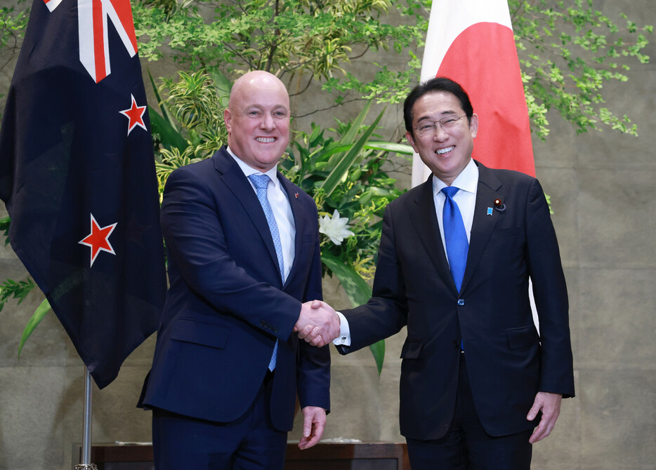 岸田文雄首相は１９日、ニュージーランド（ＮＺ）のラクソン首相と首相官邸で会談した。写真は、ラクソン首相（左）と握手する岸田首相。
