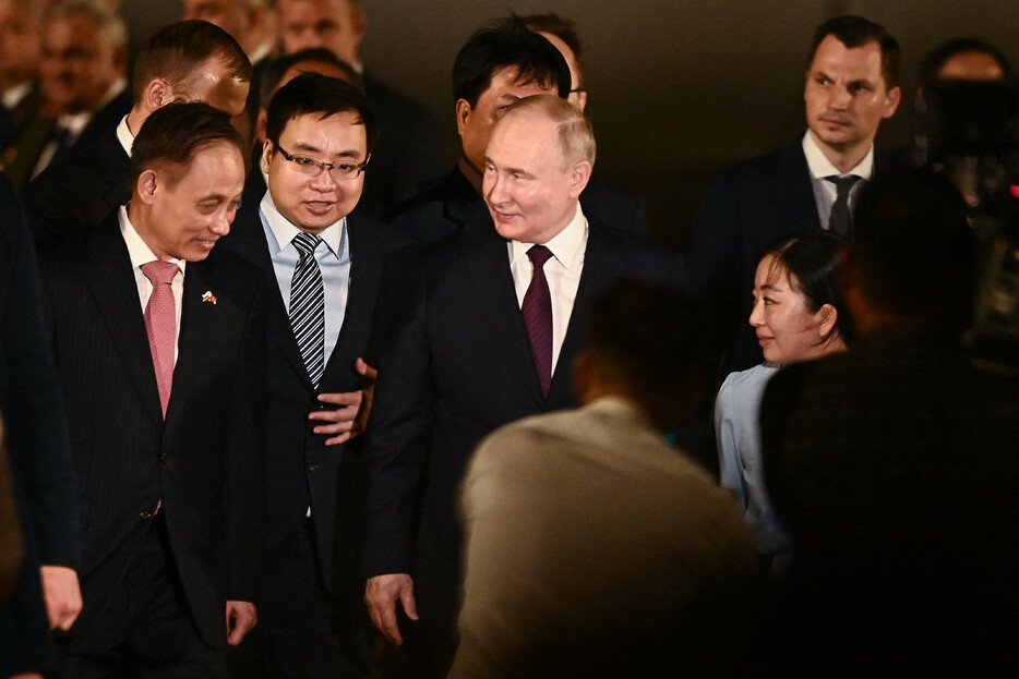 ２０日、ハノイの空港に到着したロシアのプーチン大統領（中央）。