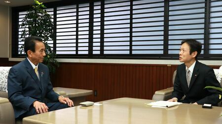 会談する静岡県の鈴木康友知事（左）とJR東海の丹羽俊介社長（写真：静岡県）