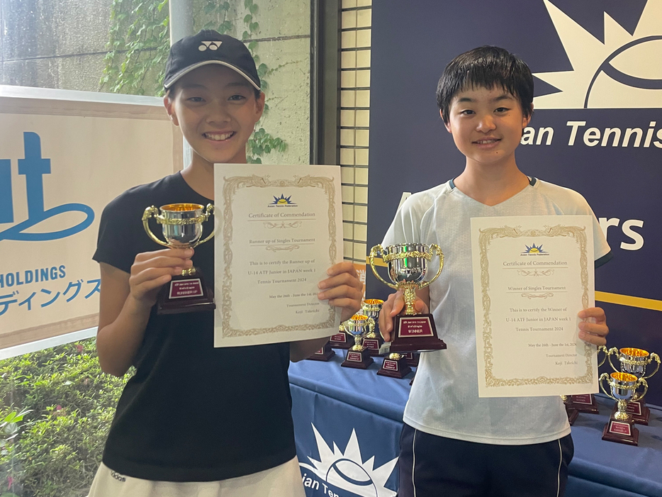 「ATF Juniors in Japan U14 - week 1」（山梨・クラブヴェルデ）の女子シングルスで優勝を飾った小黒美佳（ロイヤルテニスクラブ／右）と準優勝の野崎由羅（CSAT）（写真提供◎SPORTS SUNRISE .COM）