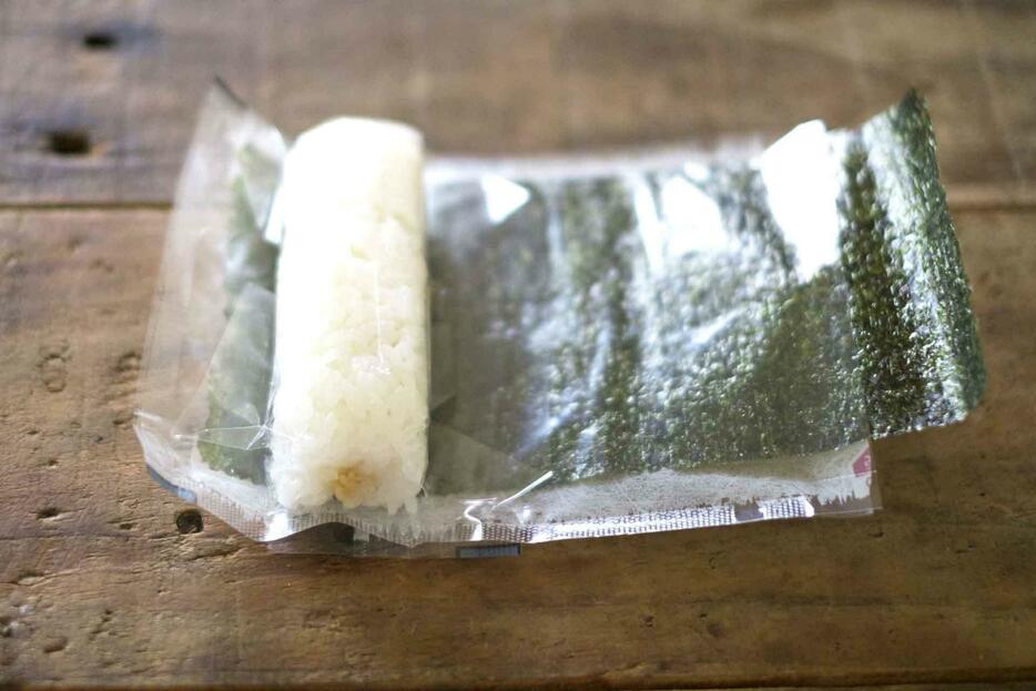 食べる直前に包むコンビニの巻き寿司（写真はイメージ）【写真：写真AC】