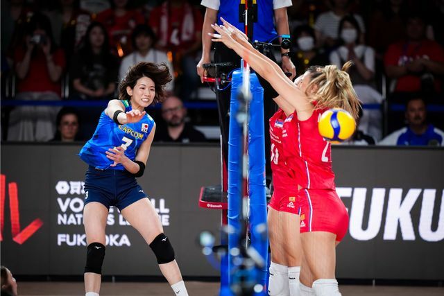 セルビア戦でスパイクを放つ古賀紗理那選手(C)volleyballworld.com