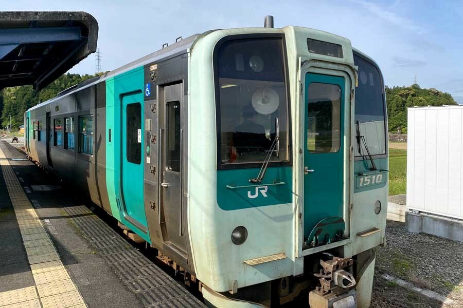 JR四国があり方協議を模索する牟岐線の列車（画像：高田泰）