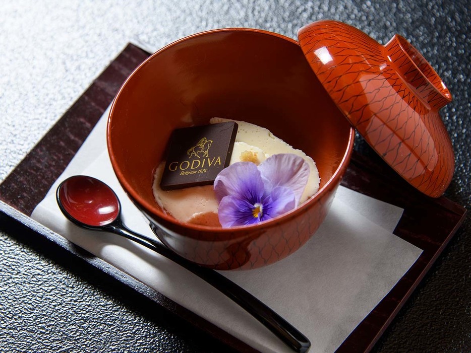 『割烹鮨 米八』の「ホワイトチョコレートと豆腐のブランマンジェ」7500円～（税サ別）の全てのコースで提供