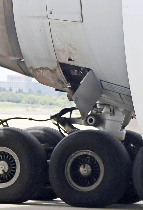 成田空港に緊急着陸した米ポーラーエアカーゴ貨物機の破損したエンジン＝4日