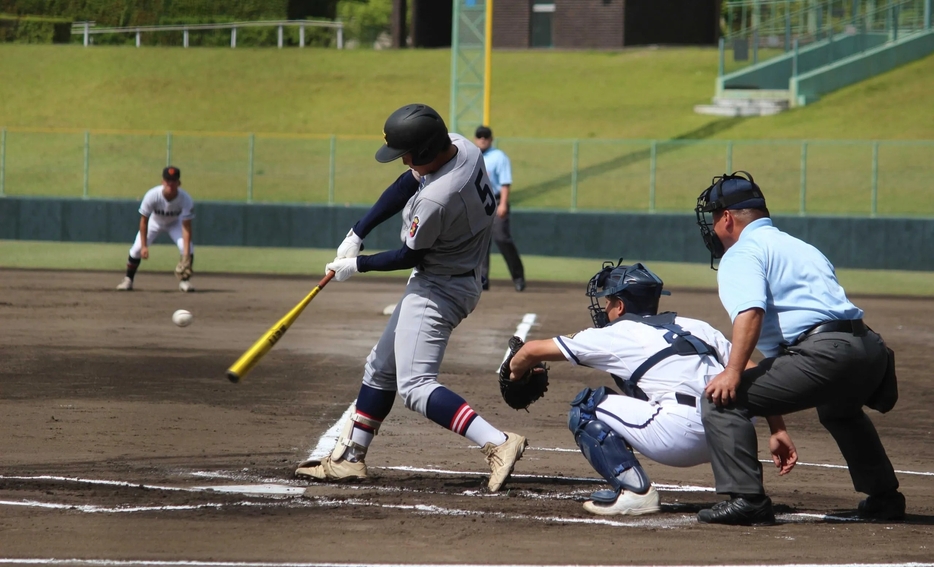 1回表一死二塁から慶應義塾4番・江戸 佑太郎（2年・三塁手）が右越2ラン