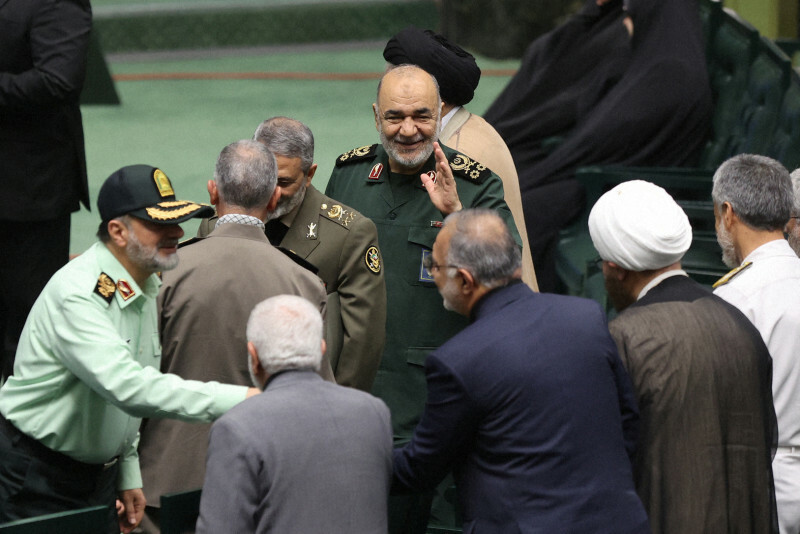 イラン革命防衛隊のサラミ司令官（中央）＝テヘランで2024年5月27日、ロイター