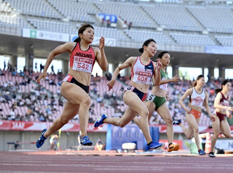女子200メートル予選で力走する児玉芽生（左）（撮影・中村太一）