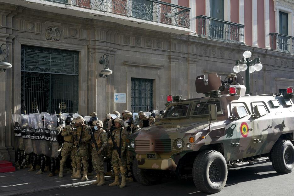 26日、ボリビア・ラパス中心部にある政府の建物の外に集まった軍関係者（AP＝共同）