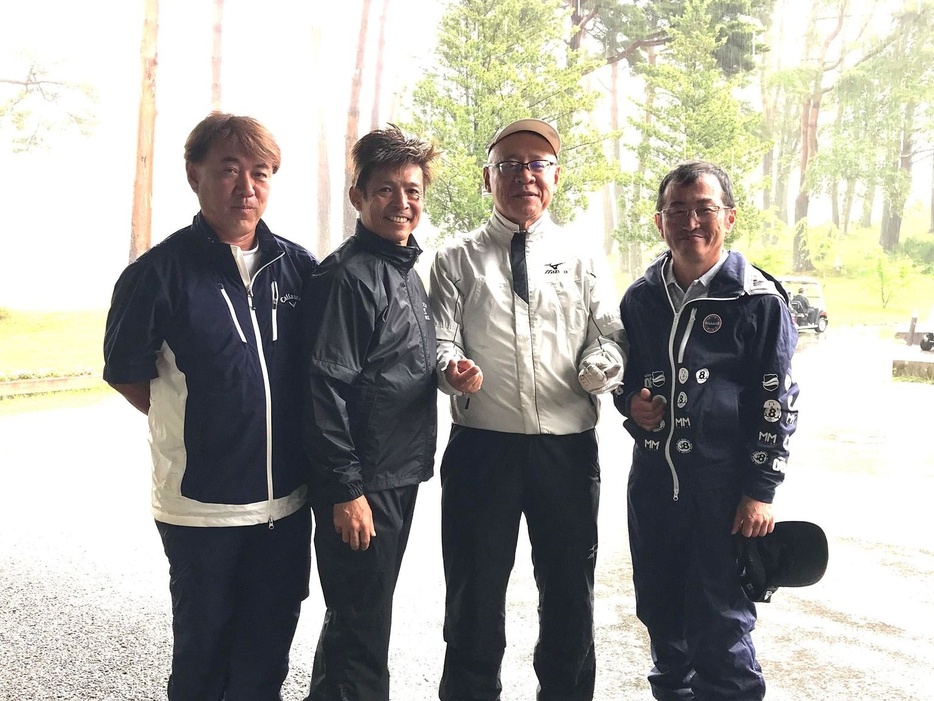 向かって右から水越さん、木村、仲村さん、工藤さん。大雨の中、よくやりました。