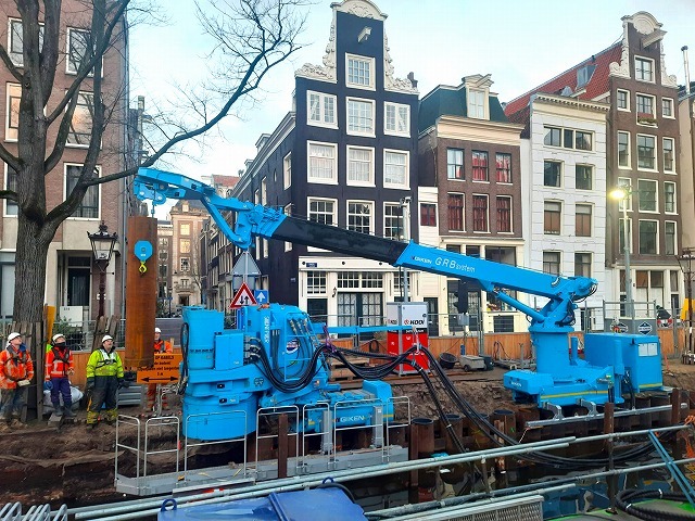 アムステルダムの運河改修工事現場で活躍する技研製作所の機械
