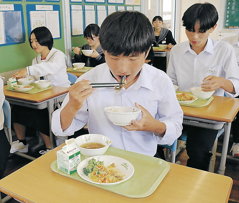 アユの塩焼きを口にする生徒＝砺波市庄西中