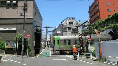 神泉駅到着の直前にトンネルから顔を出す京王井の頭線の電車（筆者撮影）
