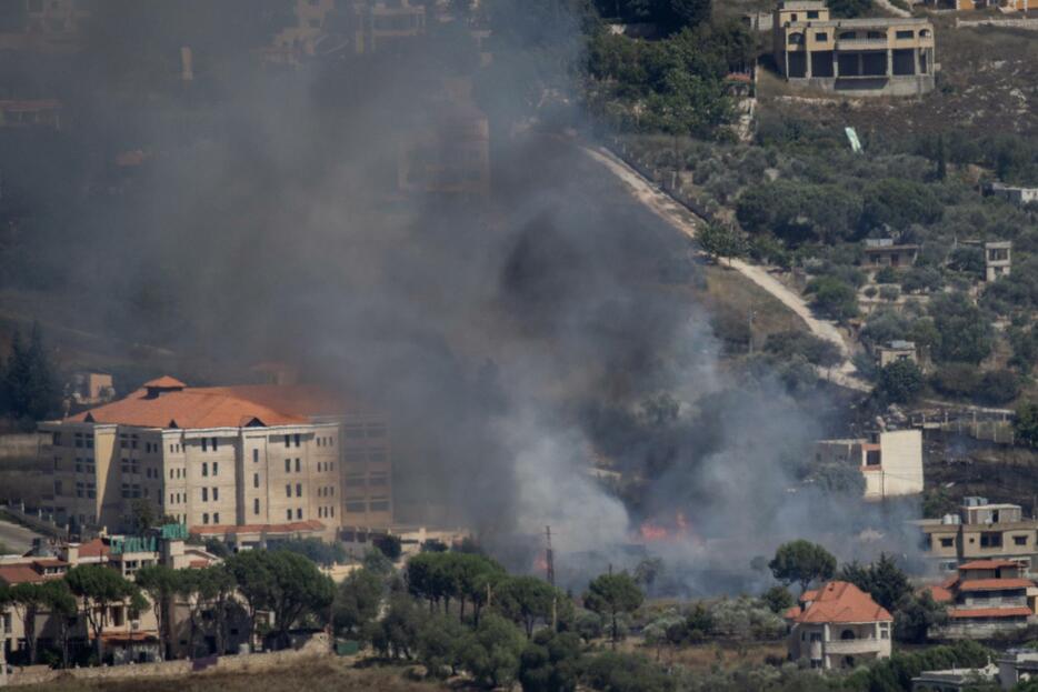 ヒズボラに対するイスラエルからの攻撃で上がる煙＝25日、レバノン南部（ゲッティ＝共同）