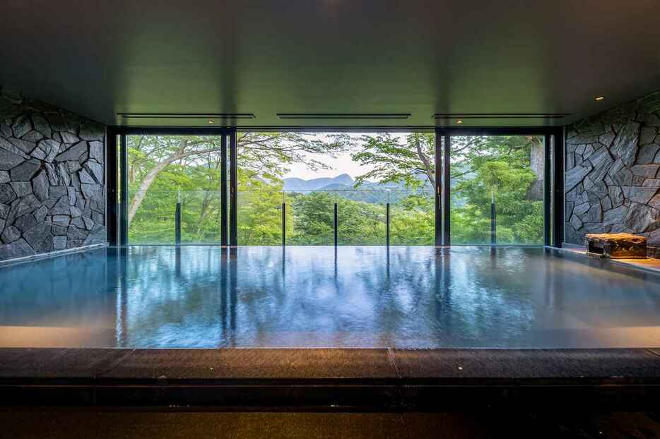 木立の間から箱根連山を眺める、最上階の大浴場　PHOTOGRAPH: COURTESY OF FUFU HAKONE