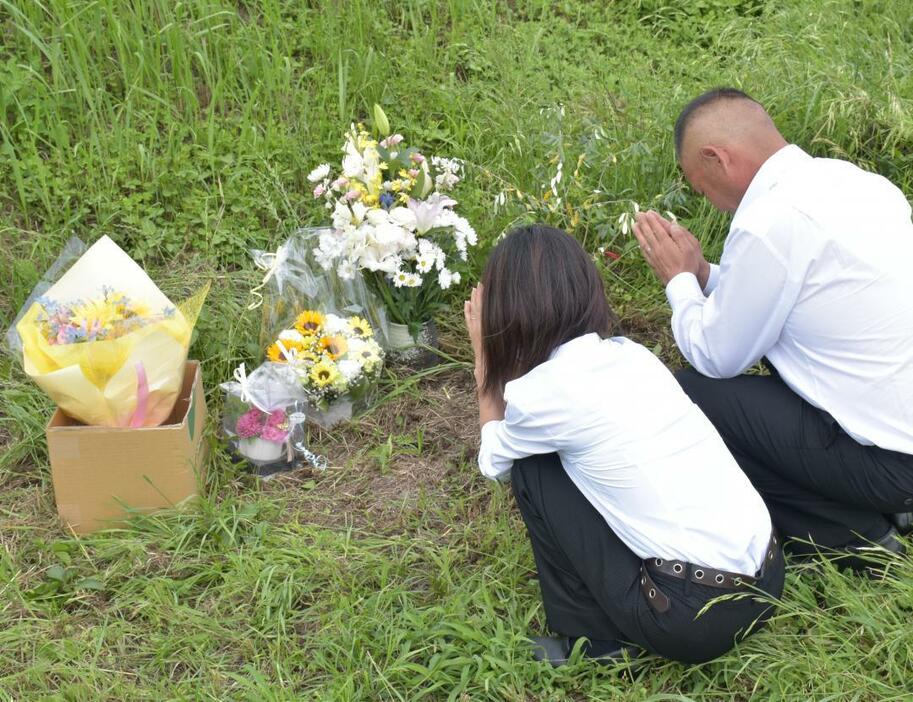 平田恵里奈さんの発見現場で花を手向ける呉屋美香さん(左)ら=坂東市長須