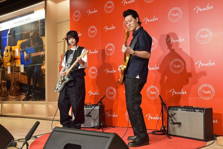 「Fender Flagship Tokyo 1日店長就任式」でギターセッションを披露する、あのと霜降り明星・粗品。