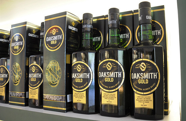 サントリーグループがインドで製造販売する地場産ウイスキー「オークスミス」（ＮＮＡ撮影）