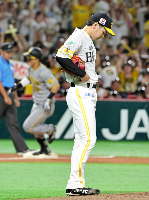 １回１死満塁、前川右京（左）に右翼へ満塁弾を打たれ、石川柊太はがっくり（カメラ・朝田　秀司）
