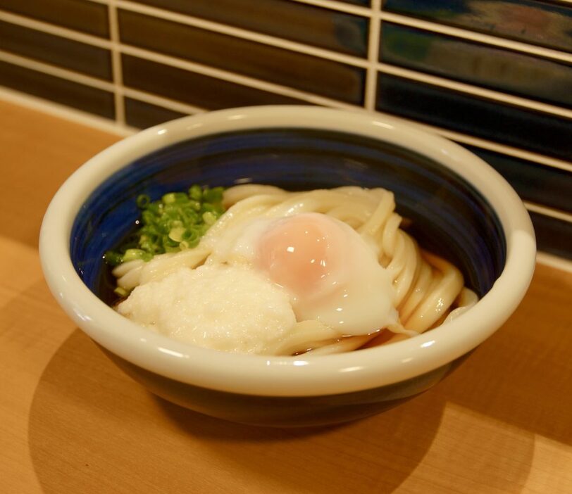 だししょうゆには小豆島産の香り高いしょうゆに宗田節を漬け込んだものを使用