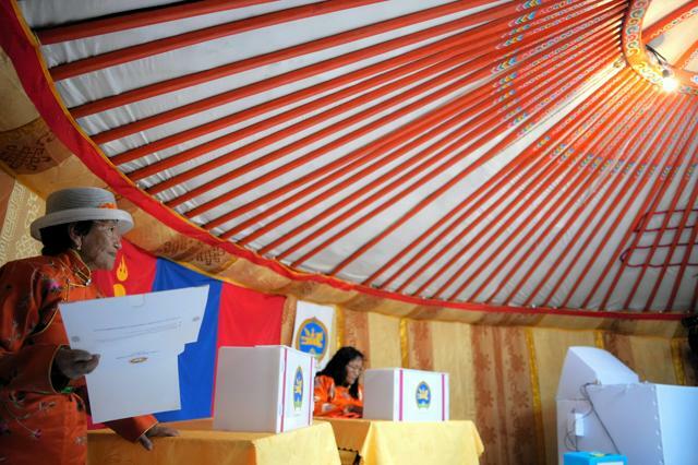 モンゴルの伝統的な移動式住居ゲルに設けられた投票所で投票する人たち=2024年6月28日午後、中央県、畑宗太郎撮影