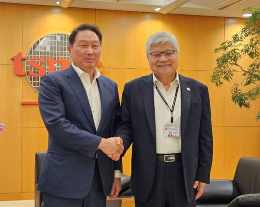 SKグループのチェ・テウォン会長（左）とTSMCの魏哲家CEO(c)KOREA WAVE