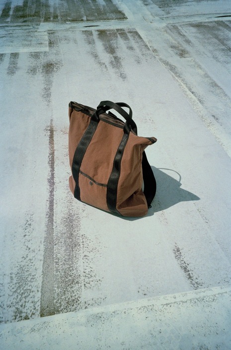 WORN NYLON OXFORD 2WAY TOTE BAG〈H42.5×W42.5cm〉¥37,400／エムエイチル.（POTR FOR MHL.）