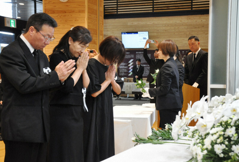 九州豪雨の犠牲者追悼式で献花をする遺族ら＝熊本県人吉市の市役所で2024年6月30日午前10時29分、野呂賢治撮影