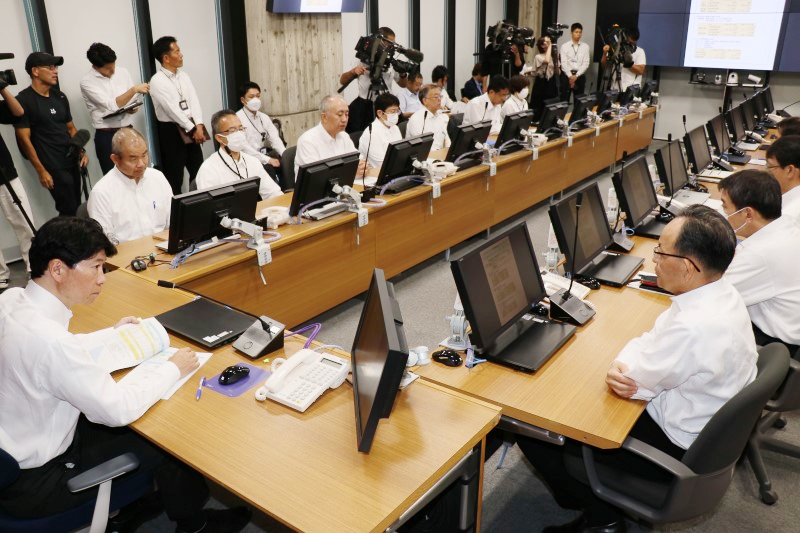 西日本豪雨からの復旧復興について協議する岡山県の「推進本部会議」。県は今年の開催を見送る方針を固めた＝昨年7月5日