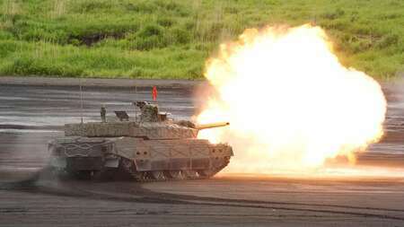 2024年5月26日に行われた陸上自衛隊の「富士総合火力演習」で射撃訓練する戦車（写真・共同）