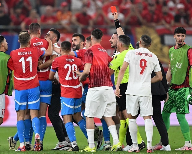 大混乱となったチェコ対トルコは２－１で後者が勝利した。（C）Getty Images