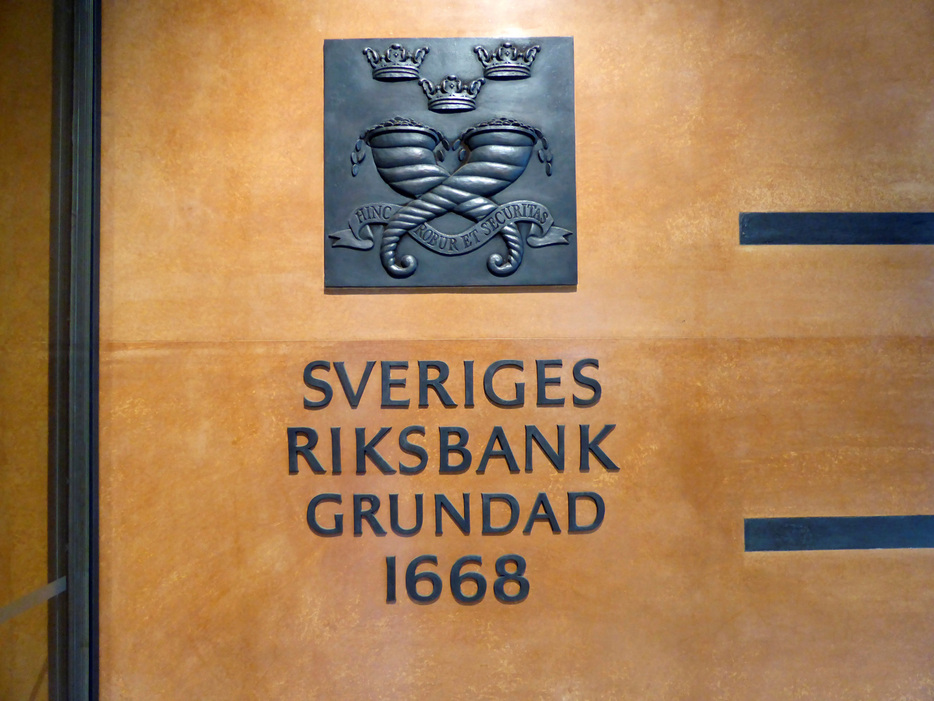 　６月２７日、スウェーデン中央銀行は、政策金利を３．７５％に据え置き、インフレ見通しが変わらなければ年後半に２─３回利下げする可能性があると指摘した。ストックホルムの同銀前で２０１６年８月撮影（２０２４年　ロイター/Violette Goarant）