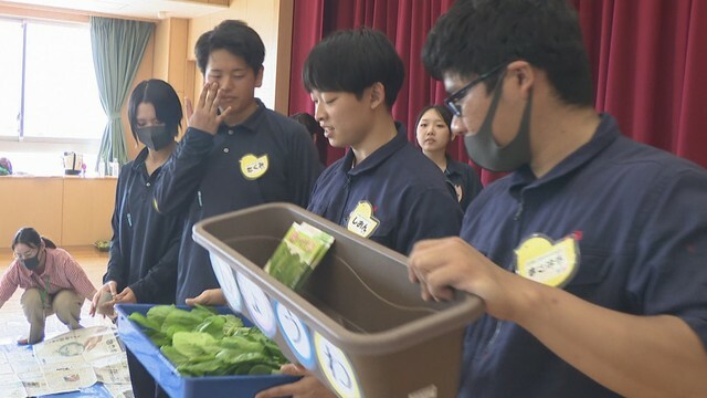 園児に「食べて菜」の魅力を伝える高校生