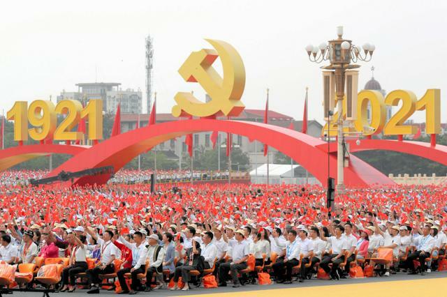北京で2021年7月1日に開かれた中国共産党の結党100周年を記念した式典=ロイター