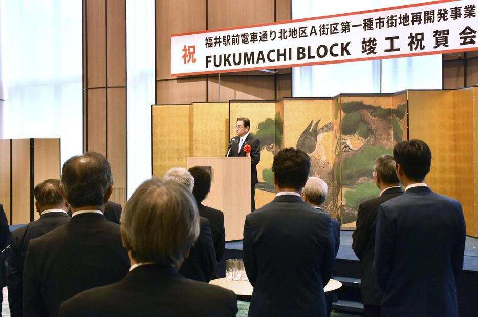 福井駅前の再開発エリア「FUKUMACHI　BLOCK」の竣工式。壇上は福井市の西行茂市長＝15日午前、福井市