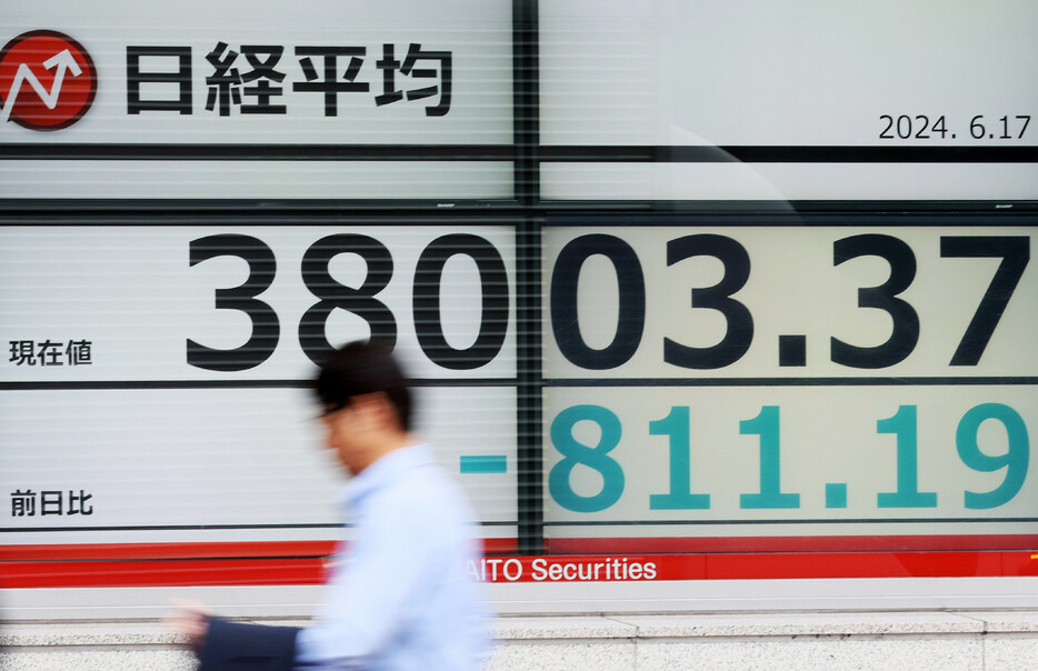 下げ幅が前週末比８００円を超えた日経平均株価を示すモニター＝１７日午前、東京都中央区