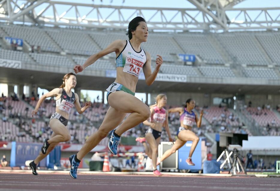 女子200メートル予選で力走する鶴田玲美（撮影・中村太一）